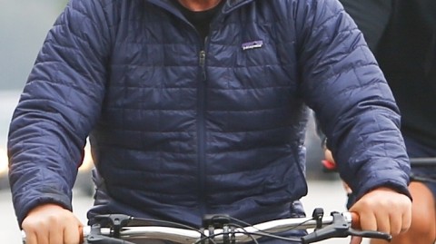 七十三岁施瓦辛格穿羽绒服街头骑行 宝刀不老全程领先