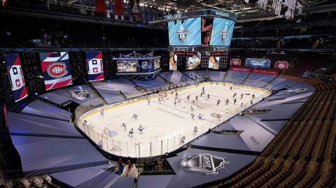NHL季后赛激战：企鹅队客场3比1力克加拿大人队占得先机