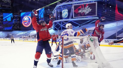 NHL季后赛激战：首都人队二比四不敌岛人队，系列赛悬念再起